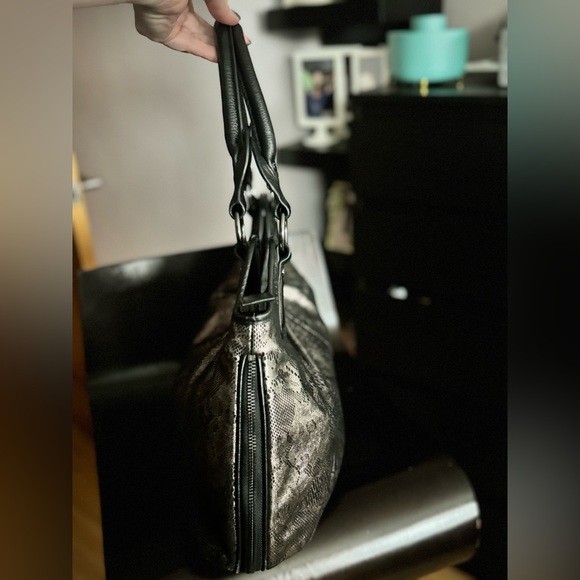 BODHI Shoulder Bag, Leather/Suede-like Material, expands on the bottom,worn once - Picture 6 of 14